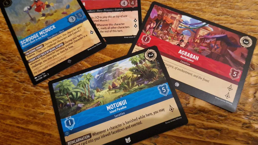 Sbírka karet Disney Lorcana Into the Inklands na dřevěném stole