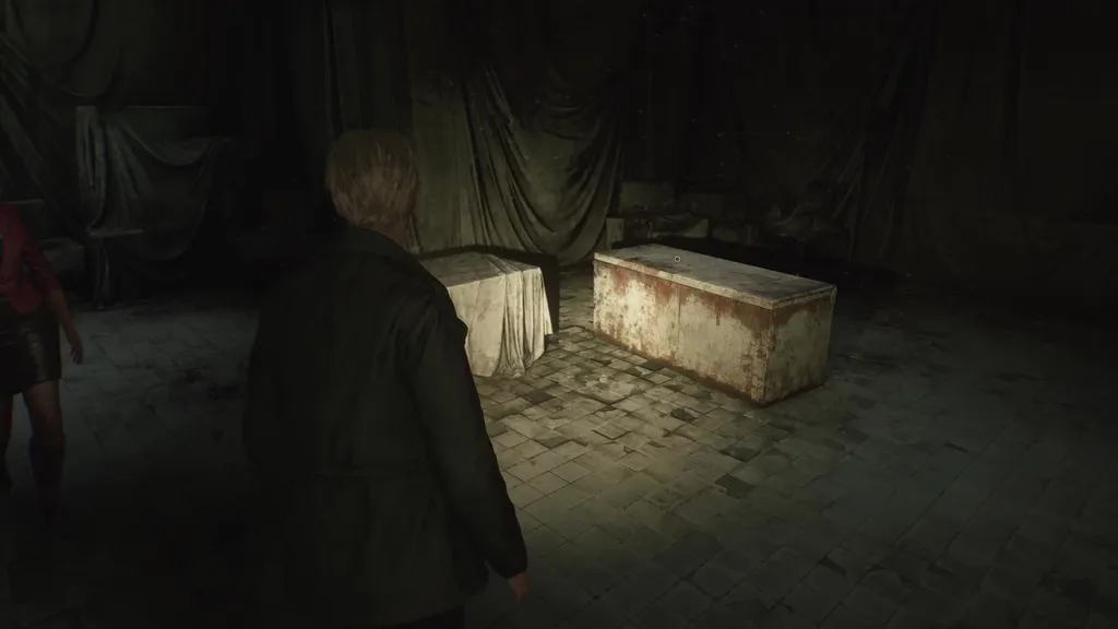 James megnézi a kőkoporsót, amelyben a Silent Hill 2 Remake egyik gyűrűje található.