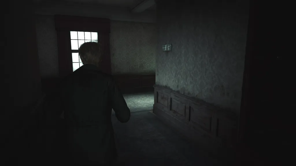 James går for å få tilbake gjenstandene og våpnene sine på hotellet i Silent Hill 2 Remake